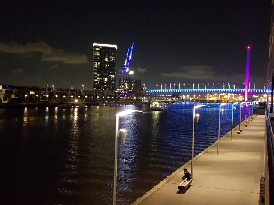 Melbourne Docklands Riverside Views Exterior photo