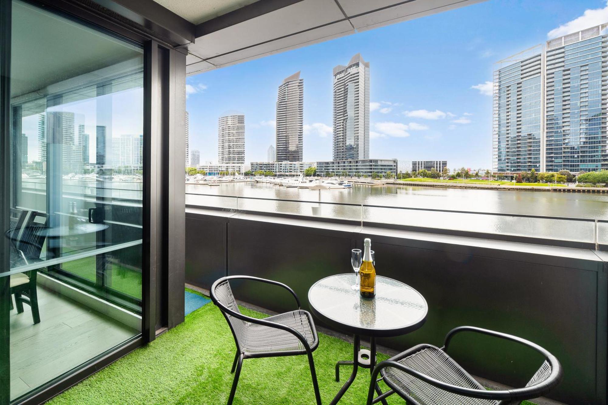 Melbourne Docklands Riverside Views Exterior photo