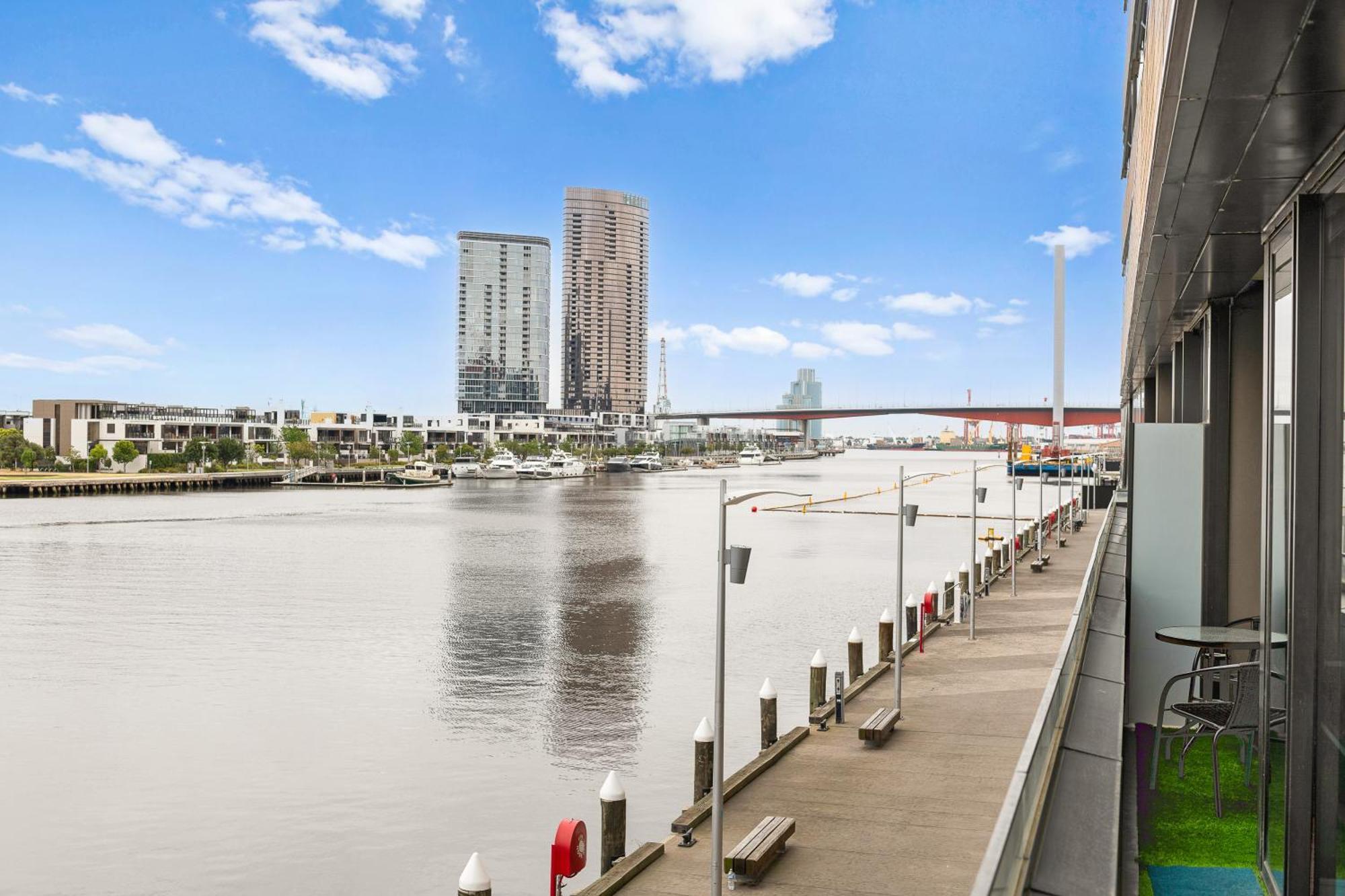 Melbourne Docklands Riverside Views Exterior photo